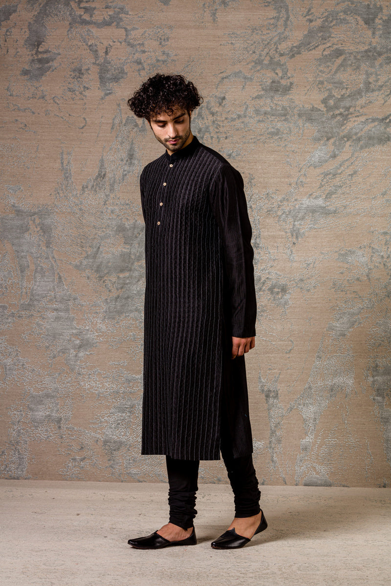 Usaamah Siddique In Black Shell PinTuck Kurta Set